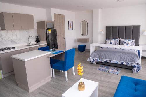 卡利的住宿－Aparta suite tequendama，厨房以及带1张床和1张桌子的卧室