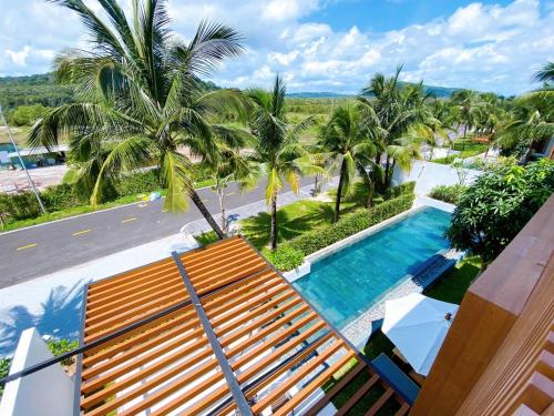 Bazén v ubytování Phoenix Pool Villa Phu Quoc nebo v jeho okolí