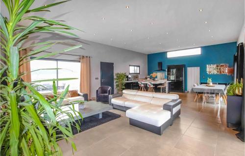 sala de estar con sofá y mesa en Nice Home In Lussas With Outdoor Swimming Pool, en Lussas