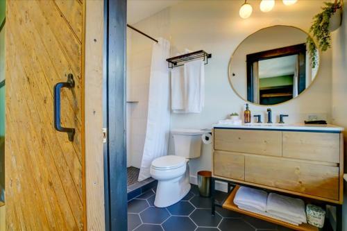 uma casa de banho com um WC, um lavatório e um espelho. em 204 - Double Queen em Waunakee