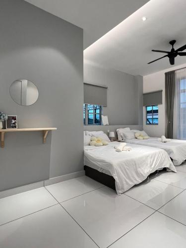 1 dormitorio con 2 camas y ventilador de techo en Inn Homestay en Teluk Intan