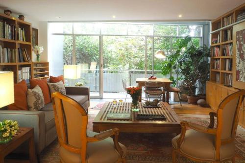 a living room with a table and two chairs at Casa Tabasco By The Local Way in Mexico City