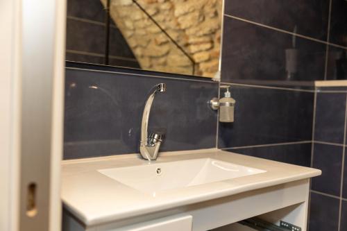 W łazience znajduje się biała umywalka i lustro. w obiekcie Saint Jacob Hotel w mieście Nazaret