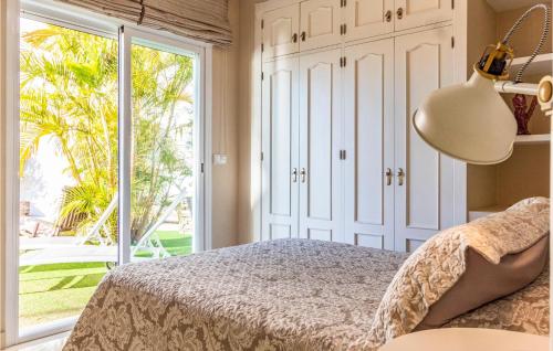 アルムニェーカルにあるStunning Home In Almuecar With House Sea Viewのベッドルーム1室(ベッド1台、大きな窓付)