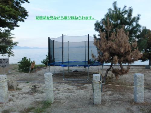 a trampoline in front of the ocean at ペンションレークサイド in Otsu