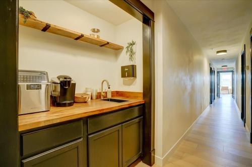 Una cocina o zona de cocina en 206 - King Suite