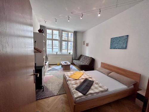 een klein appartement met een bed en een woonkamer bij Piano Apartment in Halle Center - Netflix - Free WiFi 1 in Halle an der Saale