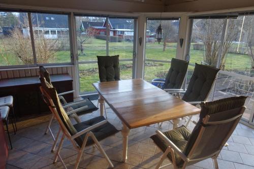 a dining room with a wooden table and chairs at Familjevänligt hus nära Isaberg! in Hestra