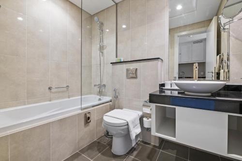 Kylpyhuone majoituspaikassa VayK - Chic Hotel-Style Studio in Damac Hills