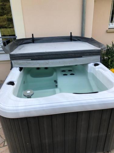 Photo de la galerie de l'établissement Maison avec piscine 10 minutes du circuit 24h, à Fillé