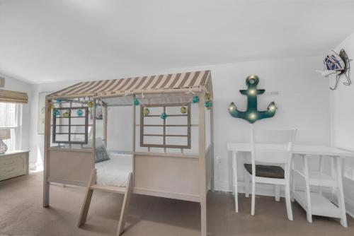 a room with two bunk beds and a table at Bungalow By the Sea-Mermaid in Navarre