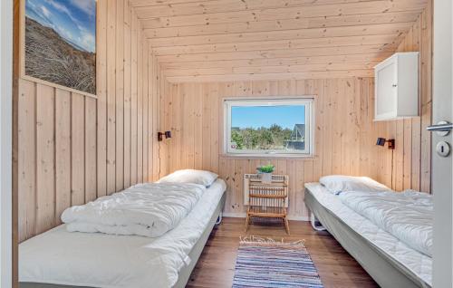 Ένα ή περισσότερα κρεβάτια σε δωμάτιο στο Amazing Home In Lkken With Sauna