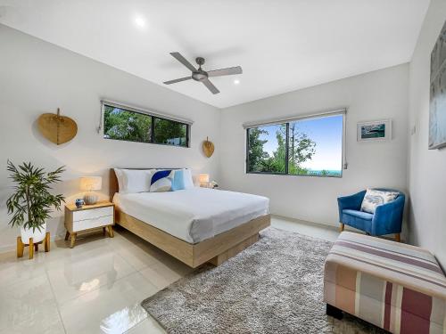 1 dormitorio con 1 cama y ventilador de techo en Casa Mia Retreat Luxury Family Home on Buderim, en Buderim