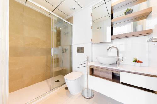 La salle de bains est pourvue d'une douche, de toilettes et d'un lavabo. dans l'établissement Apartamento Natural Luxury Park, à Ciudad Quesada