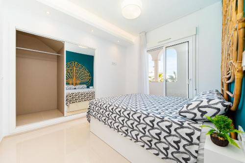 - une chambre avec un lit et une fenêtre dans l'établissement Apartamento Natural Luxury Park, à Ciudad Quesada