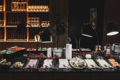 einen Tisch mit Speisen und Teller mit Lebensmitteln in der Unterkunft Nova Skyland Hotel in Rovaniemi