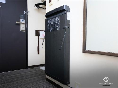 a machine in a room next to a wall at Daiwa Roynet Hotel Kawasaki in Kawasaki
