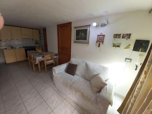 ein Wohnzimmer mit einem Sofa und einem Tisch in der Unterkunft Casa Antonella in Dolianova