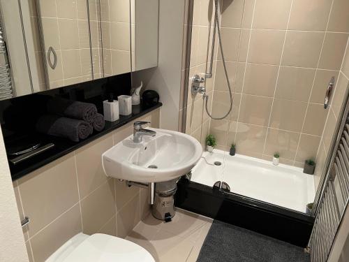 e bagno con lavandino, servizi igienici e doccia. di Dublin city private room and private bathroom a Dublino