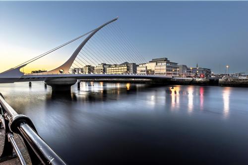 un ponte su un corpo idrico con edifici di Dublin city private room and private bathroom a Dublino