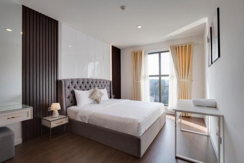 een slaapkamer met een groot bed en een raam bij Saigonroyal Residence - Smile Home -luxury Infinity pool in Ho Chi Minh-stad