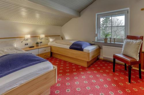 Кровать или кровати в номере Hotel "Haus am Berg"