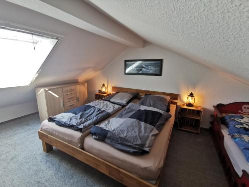 1 dormitorio con 2 camas en un ático en Fewo Dorumer Piratennest, en Dorum-Neufeld