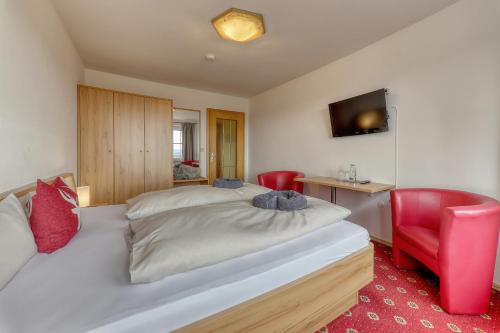 Кровать или кровати в номере Hotel "Haus am Berg"