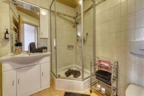 Ванная комната в Hotel "Haus am Berg"