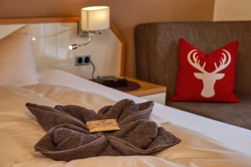 Кровать или кровати в номере Hotel "Haus am Berg"