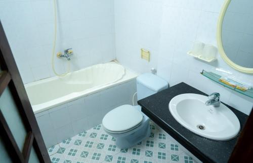 y baño con lavabo, aseo y bañera. en Hoàng Sơn Hải Hotel, en Lạng Sơn