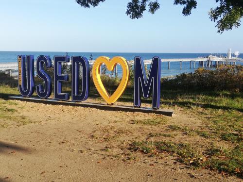 een bord waarop staat usedm op het strand bij Ostseetraum in Ostseebad Koserow