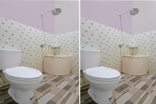 2 fotos de un baño con aseo blanco en SPOT ON 92498 Fanni Homestay, en Pekanbaru