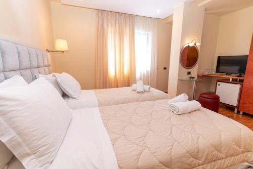 Postel nebo postele na pokoji v ubytování Hotel Brilant Saranda
