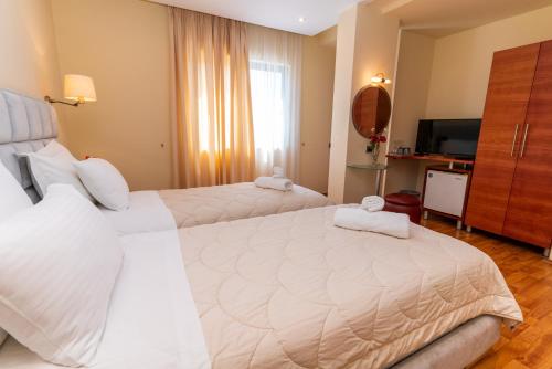 Postel nebo postele na pokoji v ubytování Hotel Brilant Saranda