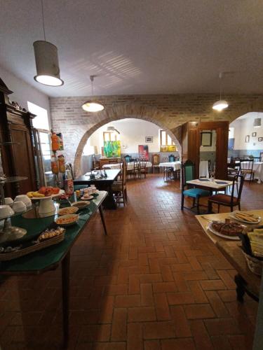 Un restaurante o sitio para comer en Affittacamere Locanda Ristoro Tanè