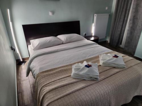 Postel nebo postele na pokoji v ubytování Cozy Apartment Metaxourgeio greendom