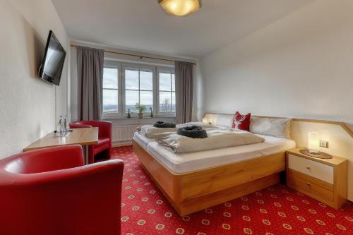 Кровать или кровати в номере Hotel "Haus am Berg"