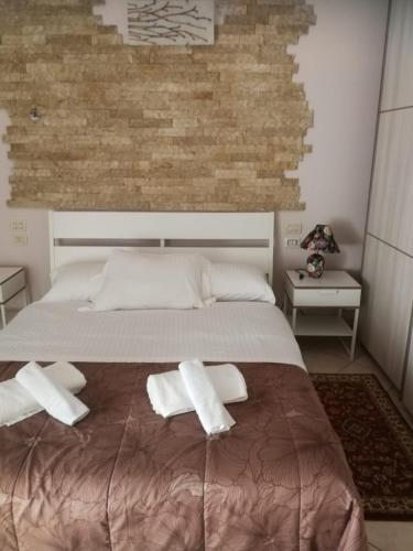 1 dormitorio con 1 cama con 2 toallas en Oasi, en Prevalle