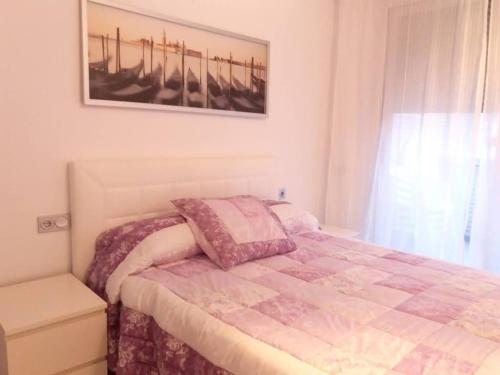 1 dormitorio con 1 cama y una foto en la pared en Residencial Elegance, en Denia