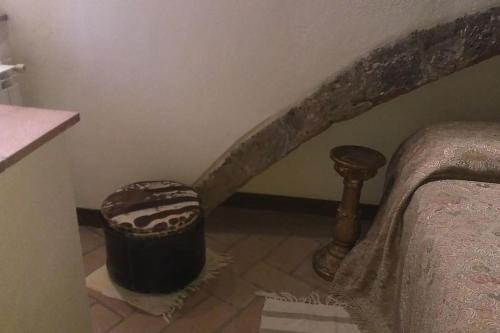 a stairway with a trash can in a bedroom at Convivio Etrusco in Bassano in Teverina