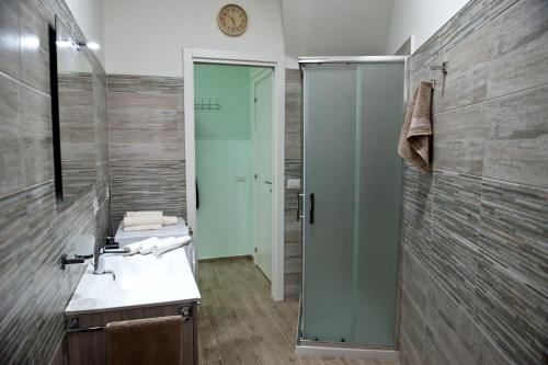 een badkamer met een wastafel en een spiegel bij I mori di Sicilia in Giardini Naxos