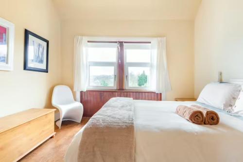 sypialnia z dużym białym łóżkiem i oknem w obiekcie Glasgow Emo w Glasgow