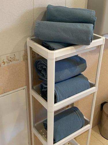 - une pile de serviettes sur un porte-serviettes dans la salle de bains dans l'établissement Urmas Rehvid Holiday Home, à Põlva