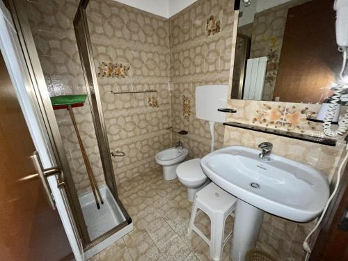 W łazience znajduje się umywalka, toaleta i prysznic. w obiekcie Residence Stella Maris w mieście Pietra Ligure