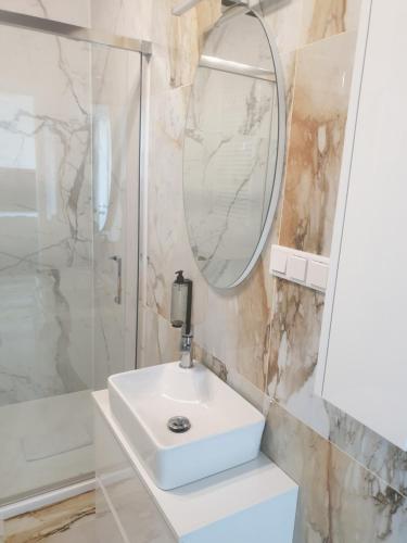 a bathroom with a sink and a mirror at RS SUITES PRESTIGE 14 piętro "SKY" Racławickie 10 HOME & SPA in Lublin