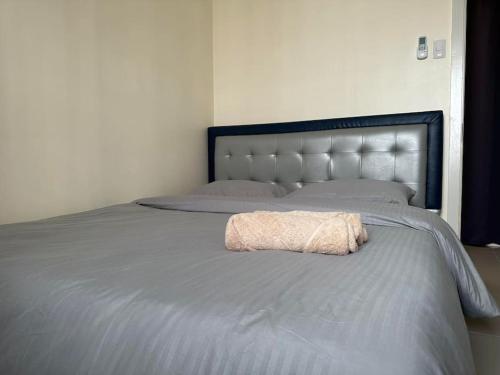 Una cama grande con una almohada blanca. en 4 Bedroom Bungalow, Angeles City en Ángeles