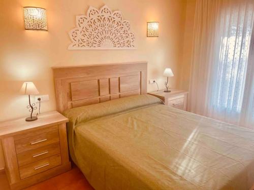 - une chambre avec un grand lit et 2 tables de chevet dans l'établissement Apartamento en primera línea de playa, à Dénia