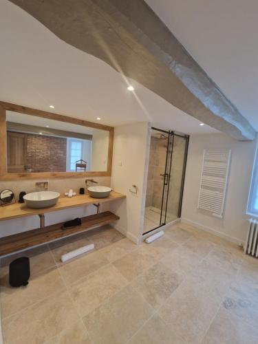 uma grande casa de banho com 2 lavatórios e um chuveiro em Au Moulin Saint Nicol - Honfleur em Honfleur