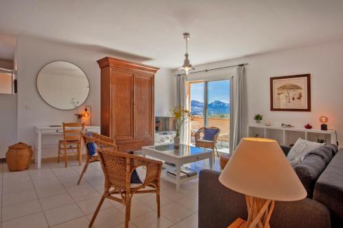 un salon avec un canapé et une table dans l'établissement casa notte appart spacieux calme Plage et centre de calvi 15 min à pied, à Calvi